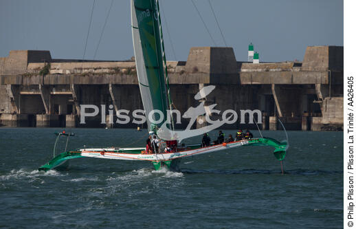 Dans la rade de Lorient. - © Philip Plisson / Plisson La Trinité / AA26405 - Nos reportages photos - Multicoque de course