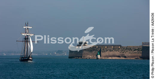 La Recouvrance devant Port-Louis. - © Philip Plisson / Plisson La Trinité / AA26436 - Nos reportages photos - Citadelle