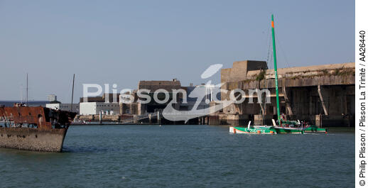 Groupama in the bay of Lorient - © Philip Plisson / Plisson La Trinité / AA26440 - Photo Galleries - submarine base