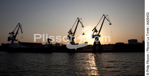 Sunset over the port of Lorient. - © Philip Plisson / Plisson La Trinité / AA26452 - Photo Galleries - Sun