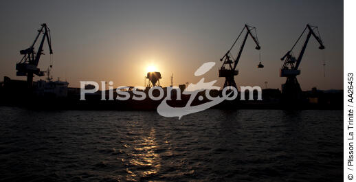 Coucher de soleil sur le port de Lorient. - ©  / Plisson La Trinité / AA26453 - Nos reportages photos - Soleil