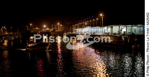 The fishing port of Lorient Kéroman. - © Philip Plisson / Plisson La Trinité / AA26462 - Photo Galleries - Night