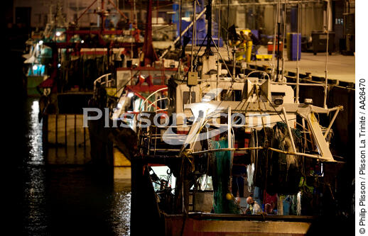 The fishing port of Lorient Kéroman. - © Philip Plisson / Plisson La Trinité / AA26470 - Photo Galleries - Night