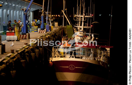 The fishing port of Lorient Kéroman. - © Philip Plisson / Plisson La Trinité / AA26481 - Photo Galleries - Night