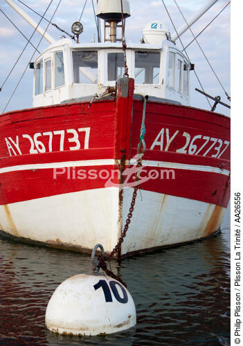 Boat on the river Crac'h - © Philip Plisson / Plisson La Trinité / AA26556 - Photo Galleries - Mooring