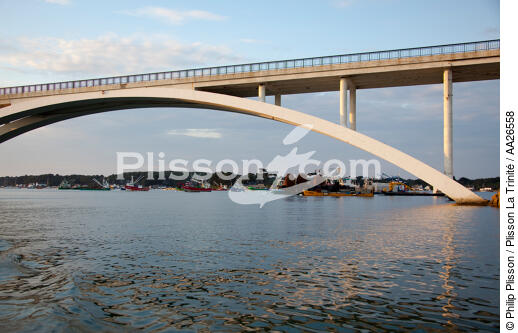 Kerisper bridge on Crac'h river - © Philip Plisson / Plisson La Trinité / AA26558 - Photo Galleries - Kerisper bridge