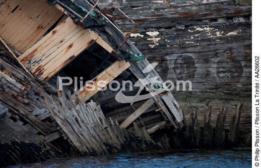 Wrecks of tuna fishing boat in Plouhinec - © Philip Plisson / Plisson La Trinité / AA26602 - Photo Galleries - Shipwreck