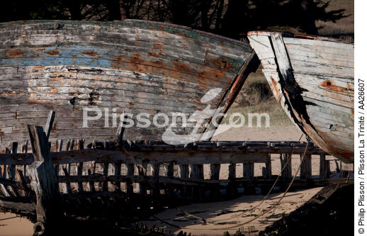 Epaves de thonier à Plouhinec - © Philip Plisson / Plisson La Trinité / AA26607 - Nos reportages photos - Rivière [56]