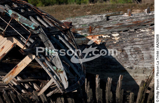 Epaves de thonier à Plouhinec - © Philip Plisson / Plisson La Trinité / AA26608 - Nos reportages photos - Cimetière marin