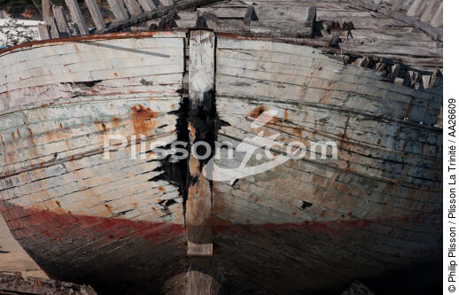 Wrecks of tuna fishing boat in Plouhinec - © Philip Plisson / Plisson La Trinité / AA26609 - Photo Galleries - Land activity