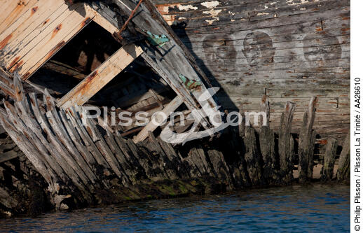 Epaves de thonier à Plouhinec - © Philip Plisson / Plisson La Trinité / AA26610 - Nos reportages photos - Elément d'un bateau