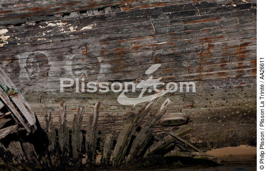 Epaves de thonier à Plouhinec - © Philip Plisson / Plisson La Trinité / AA26611 - Nos reportages photos - Activité terrestre