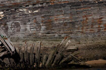 Wrecks of tuna fishing boat in Plouhinec © Philip Plisson / Plisson La Trinité / AA26611 - Photo Galleries - Plouhinec