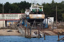 Chantier naval du Magouer à Plouhinec © Philip Plisson / Plisson La Trinité / AA26616 - Nos reportages photos - Bateau de pêche