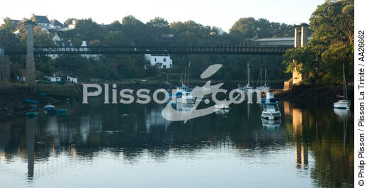Le Bono. - © Philip Plisson / Plisson La Trinité / AA26662 - Nos reportages photos - Pont suspendu