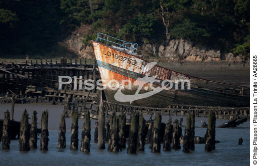 Epave sur le Blavet. - © Philip Plisson / Plisson La Trinité / AA26665 - Nos reportages photos - Cimetière marin