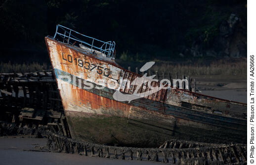 Epave sur le Blavet. - © Philip Plisson / Plisson La Trinité / AA26666 - Nos reportages photos - Cimetière marin