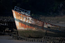 Epave sur le Blavet. © Philip Plisson / Plisson La Trinité / AA26666 - Nos reportages photos - Cimetière marin
