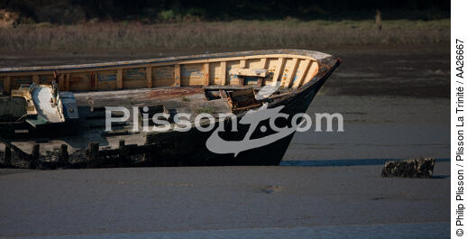 Wreck on the Blavet. - © Philip Plisson / Plisson La Trinité / AA26667 - Photo Galleries - River