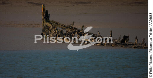 Epave sur le Blavet. - © Philip Plisson / Plisson La Trinité / AA26668 - Nos reportages photos - Cimetière marin