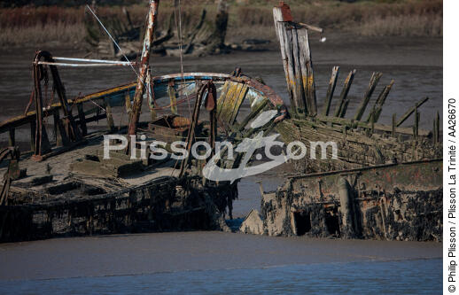 Wreck on the Blavet. - © Philip Plisson / Plisson La Trinité / AA26670 - Photo Galleries - River [56]
