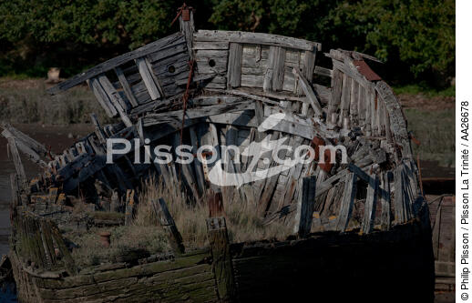 Epave sur le Blavet. - © Philip Plisson / Plisson La Trinité / AA26678 - Nos reportages photos - Epave