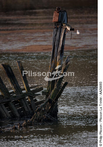 Epave sur le Blavet. - © Philip Plisson / Plisson La Trinité / AA26693 - Nos reportages photos - Rivière [56]