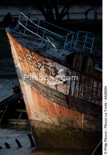 Epave sur le Blavet. - © Philip Plisson / Plisson La Trinité / AA26694 - Nos reportages photos - Cimetière marin