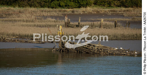 Epave sur le Blavet. - © Philip Plisson / Plisson La Trinité / AA26700 - Nos reportages photos - Cimetière marin