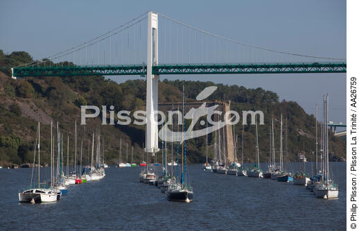 La Roche-Bernard. - © Philip Plisson / Plisson La Trinité / AA26759 - Nos reportages photos - Pont suspendu