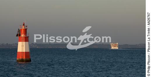 Between Lorient and Groix - © Philip Plisson / Plisson La Trinité / AA26767 - Photo Galleries - Buoys and beacons