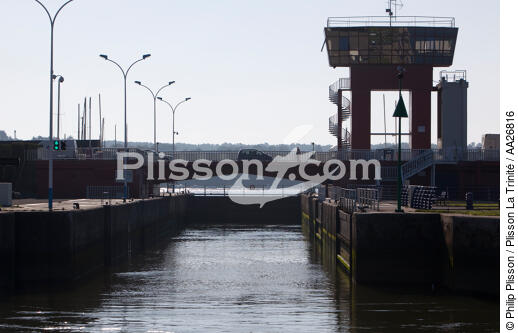 Barrage D'Azal - © Philip Plisson / Plisson La Trinité / AA26816 - Nos reportages photos - Ecluse