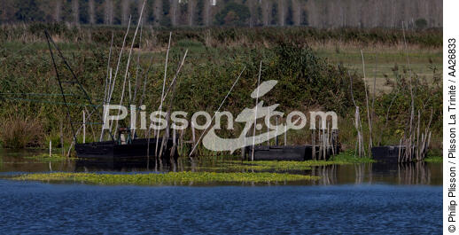 La Vilaine river - © Philip Plisson / Plisson La Trinité / AA26833 - Photo Galleries - Fishing equipment