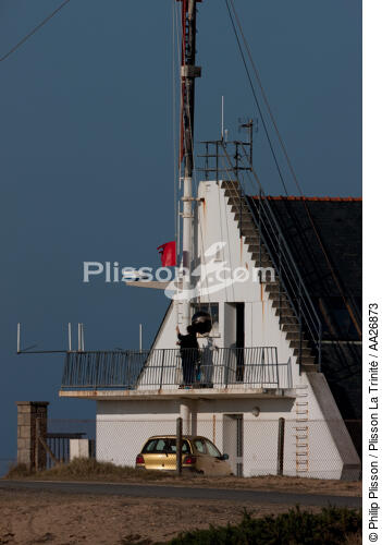 The semaphore Plouhinec monitors the entrance to the River Etel. - © Philip Plisson / Plisson La Trinité / AA26873 - Photo Galleries - From Bénodet to Etel