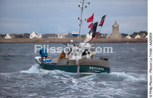 Back to fishing in St. Guénolé. - © Philip Plisson / Plisson La Trinité / AA26904 - Photo Galleries - Fishing vessel