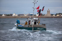 Retour de pêche à Saint-Guénolé. © Philip Plisson / Plisson La Trinité / AA26904 - Nos reportages photos - Chapelle
