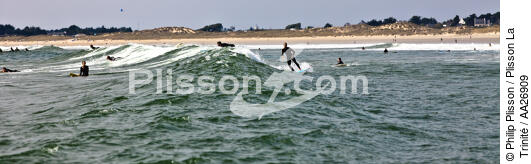 surfing on the beach Plouharnel. - © Philip Plisson / Plisson La Trinité / AA26909 - Photo Galleries - Plouharnel