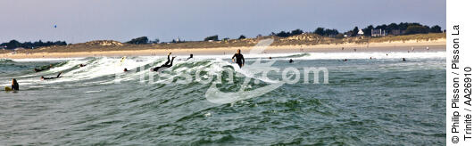 surfing on the beach Plouharnel. - © Philip Plisson / Plisson La Trinité / AA26910 - Photo Galleries - Nautical sports