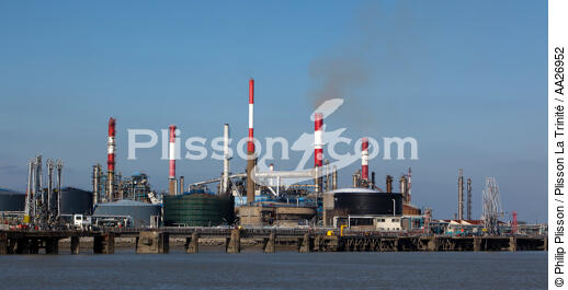 The Donges refinery on the Loire. - © Philip Plisson / Plisson La Trinité / AA26952 - Photo Galleries - Oil industry