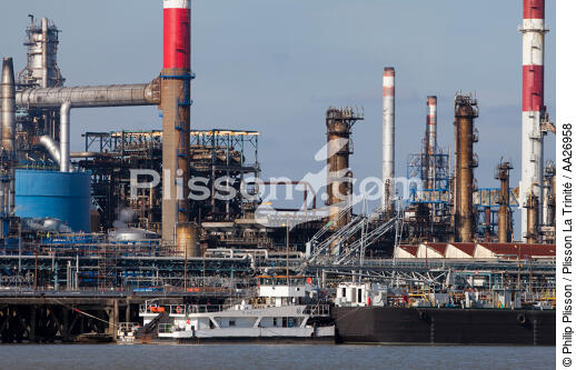 The Donges refinery on the Loire. - © Philip Plisson / Plisson La Trinité / AA26958 - Photo Galleries - Oil industry