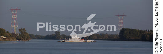 The Loire river - © Philip Plisson / Plisson La Trinité / AA27001 - Photo Galleries - Ferry