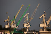 Cranes on the quays of Nantes © Philip Plisson / Plisson La Trinité / AA27157 - Photo Galleries - Port
