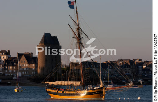 Le Renard in front of Saint-Servan. - © Philip Plisson / Plisson La Trinité / AA27307 - Photo Galleries - Saint-Servan