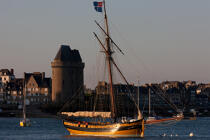 Le Renard in front of Saint-Servan. © Philip Plisson / Plisson La Trinité / AA27307 - Photo Galleries - Saint-Malo