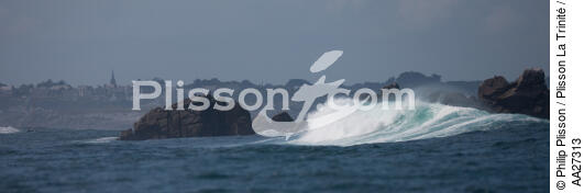 In front of Plouguerneau - © Philip Plisson / Plisson La Trinité / AA27313 - Photo Galleries - Wave