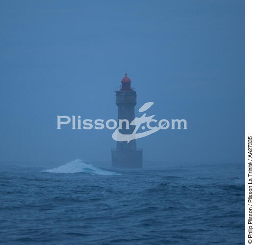 Le phare de la Jument dans la brume - © Philip Plisson / Plisson La Trinité / AA27335 - Nos reportages photos - Jument [La]