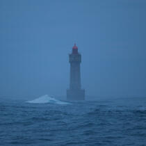 Le phare de la Jument dans la brume © Philip Plisson / Pêcheur d’Images / AA27335 - Nos reportages photos - Finistère