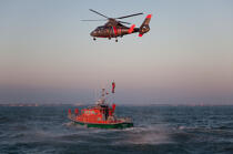 Port Médoc Lifeboat © Philip Plisson / Plisson La Trinité / AA27345 - Photo Galleries - Helicopter winching