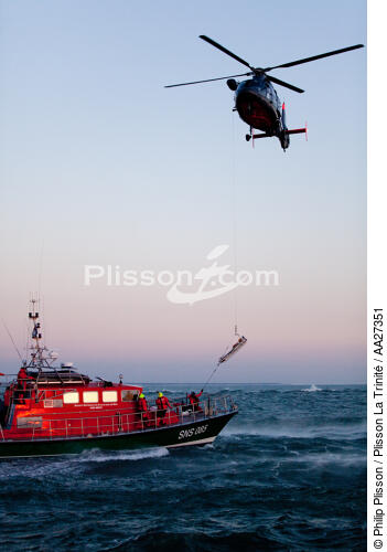 Port Médoc Lifeboat - © Philip Plisson / Plisson La Trinité / AA27351 - Photo Galleries - Helicopter winching
