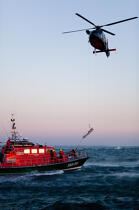 Port Médoc Lifeboat © Philip Plisson / Plisson La Trinité / AA27351 - Photo Galleries - Helicopter winching